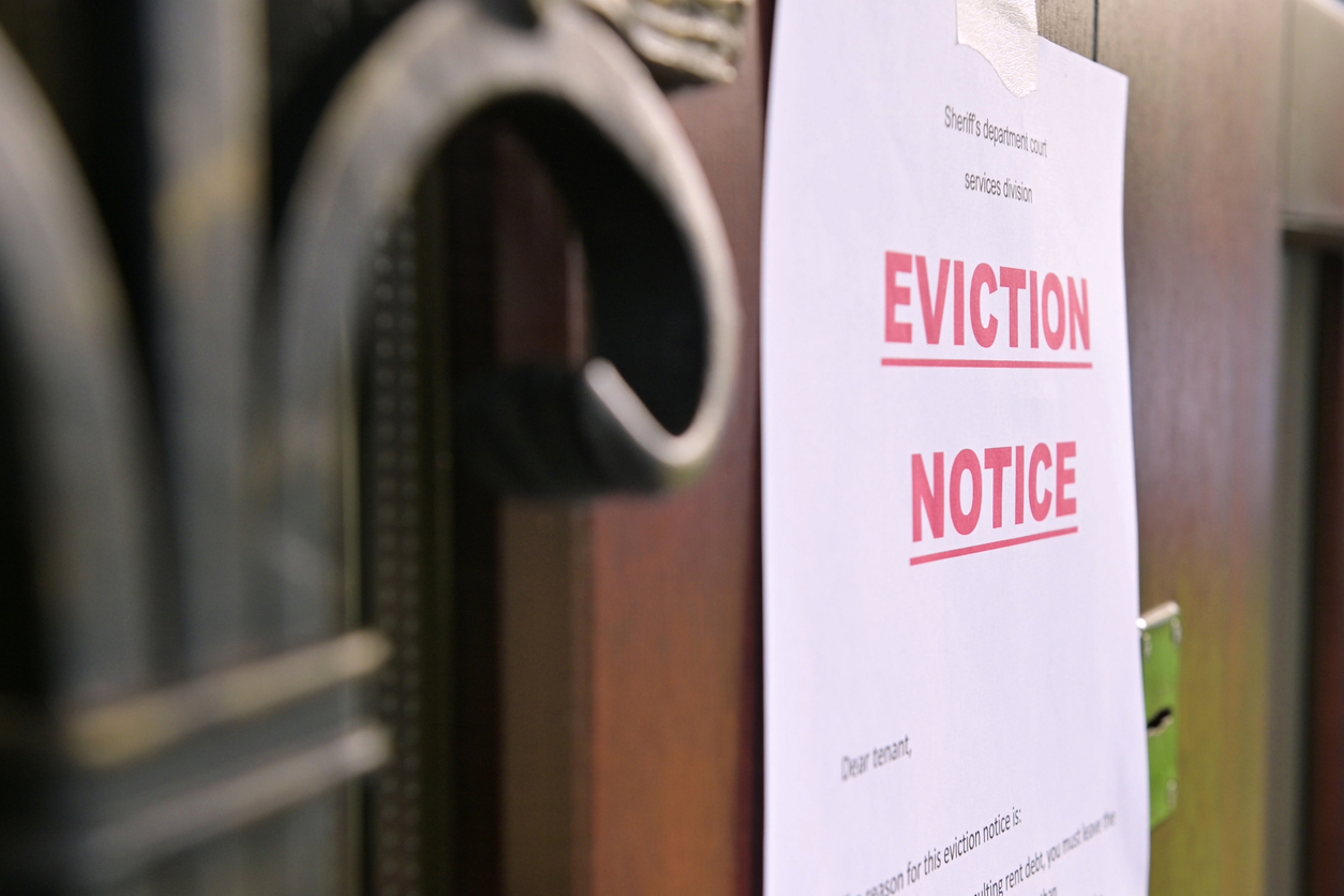 Teresa co-authors award-winning article on tenant power and eviction data
